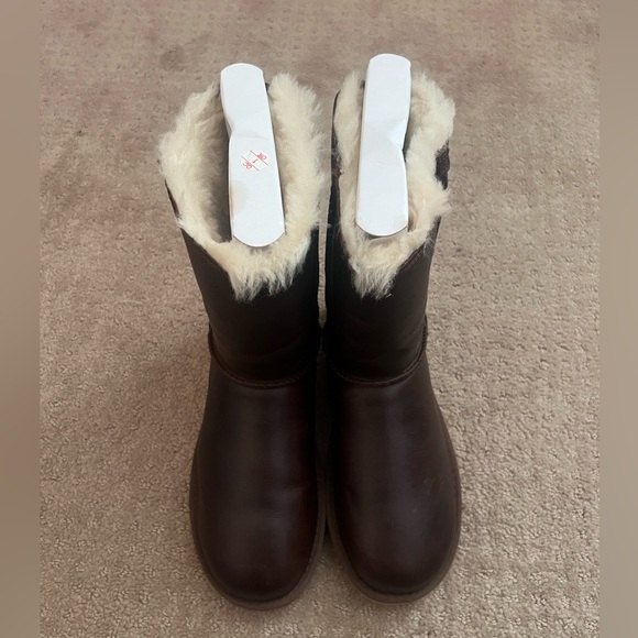 Chestnut brown, all leather Ugg boots. - Picture 1 of 4
